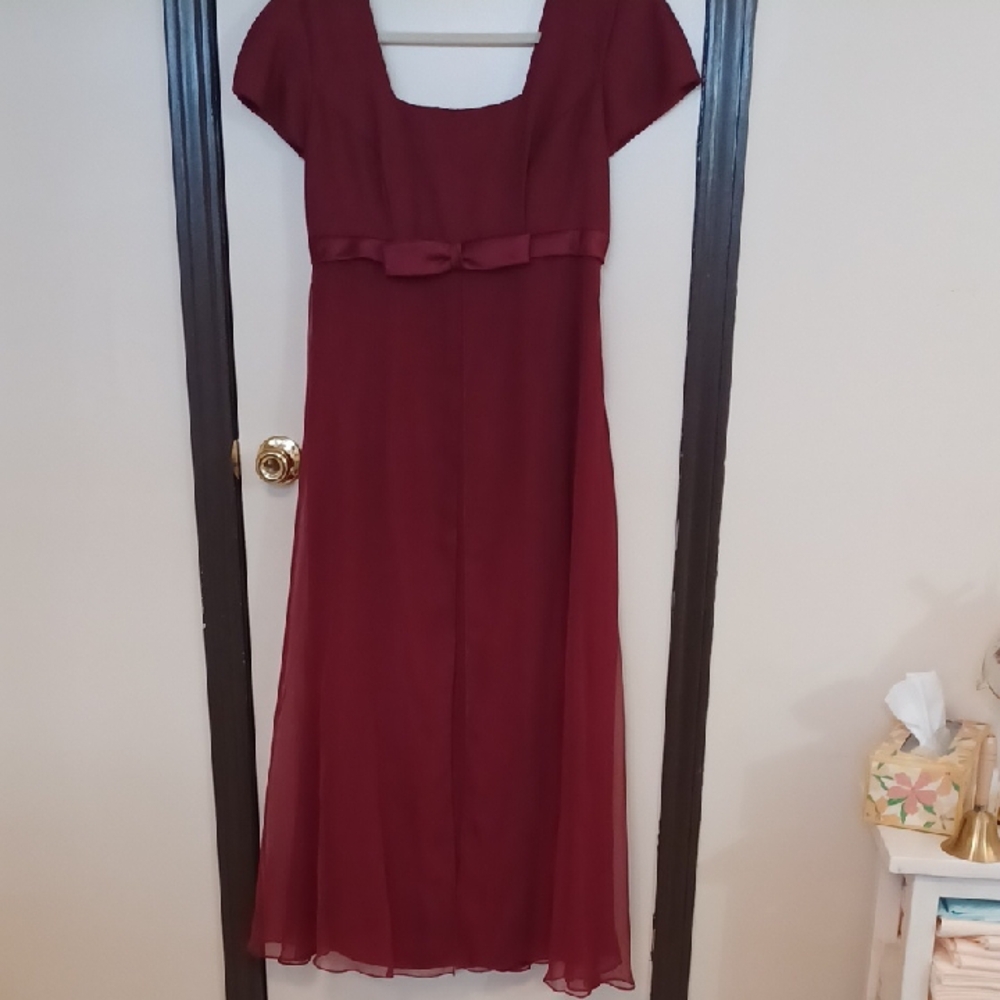 Chic Maroon Maxi Dress with Bow Detail